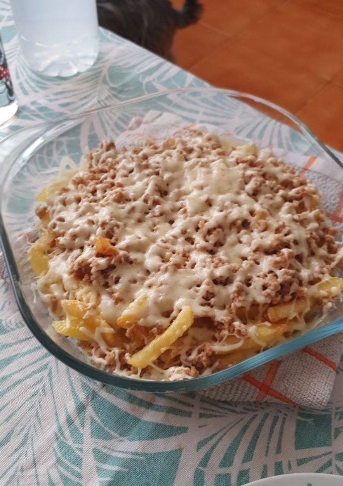 Una foto de Patatas con queso y carne