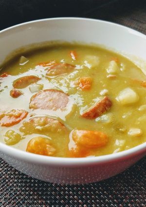 Una foto de Sopa de arvejas holandesa: Erwtensoep
