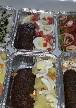 Una foto de Arrollado de carne rellenos de jamón y queso con guarnición