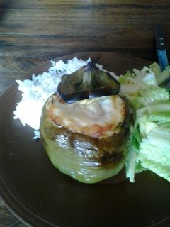 Una foto de Morrón relleno de carne de soya, arvejas y queso de cabra