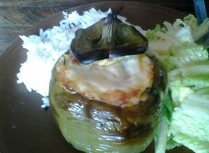 Una foto de Morrón relleno de carne de soya, arvejas y queso de cabra