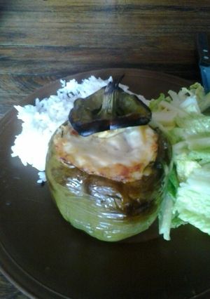Una foto de Morrón relleno de carne de soya, arvejas y queso de cabra