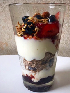 Una foto de Postre/merienda de yogurt con frutillas y arándanos fit, light