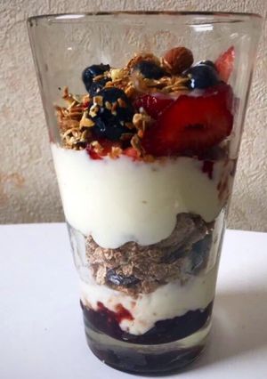 Una foto de Postre/merienda de yogurt con frutillas y arándanos fit, light