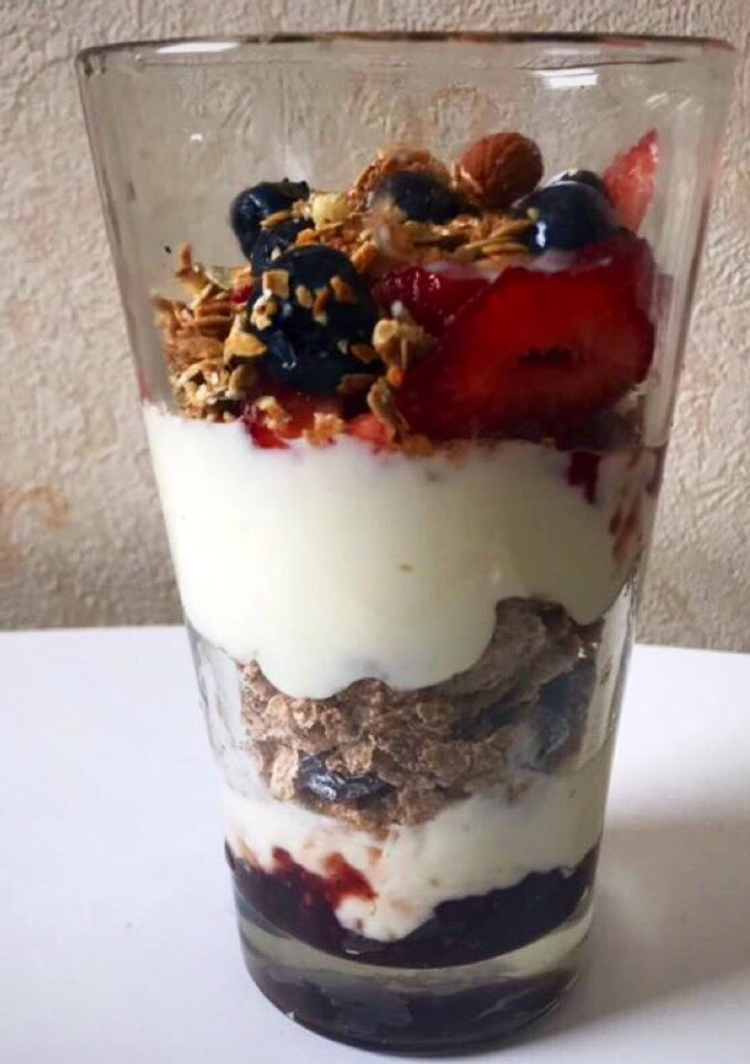 Una foto de Postre/merienda de yogurt con frutillas y arándanos fit, light
