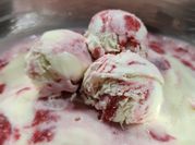 Una foto de postres con yogur natural y fruta