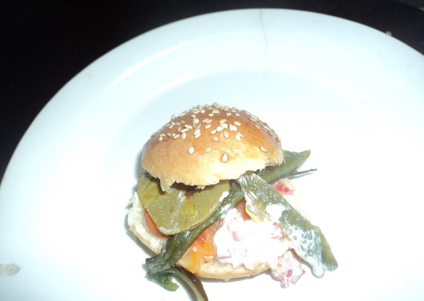 Mini hamburguesa de nopal asado, poblano, encurtidos y ensalada de papa ranchera