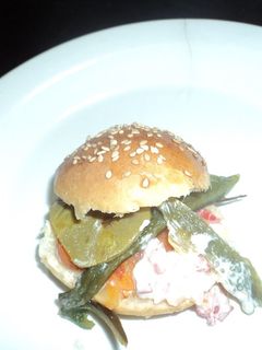 Una foto de Mini hamburguesa de nopal asado, poblano, encurtidos y ensalada de papa ranchera