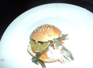 Una foto de Mini hamburguesa de nopal asado, poblano, encurtidos y ensalada de papa ranchera