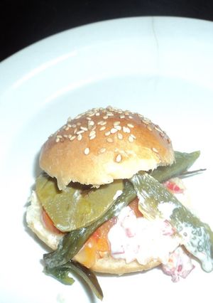 Una foto de Mini hamburguesa de nopal asado, poblano, encurtidos y ensalada de papa ranchera