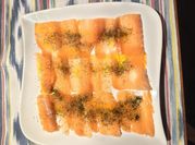 Una foto de carpaccio de salmón