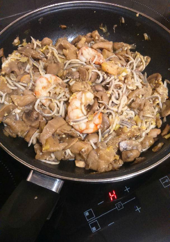 Una foto de Revuelto de champiñones, setas y gulas