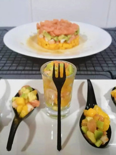 Foto principal de Tartar de mango, aguacate, salmón y langostinos