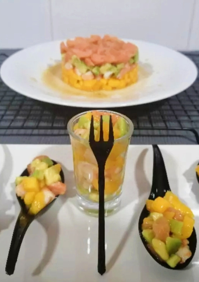Una foto de Tartar de mango, aguacate, salmón y langostinos