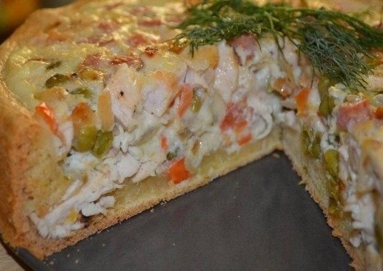 Пирог с куриной грудкой и помидорами