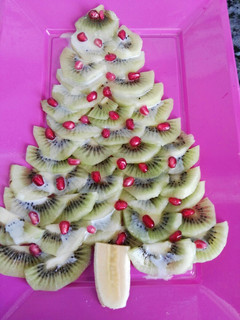 Una foto de Árbol navideño de frutas