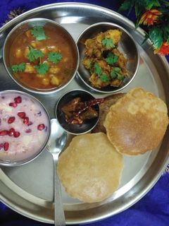 पूड़ी, छोले, आलू (pudi,chhole,aalu recipe in Hindi) रेसिपी मुख्य फोटो