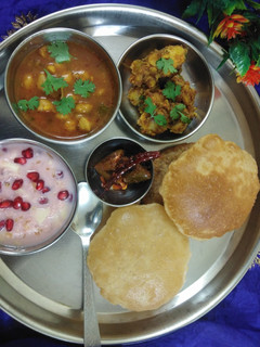 पूड़ी, छोले, आलू (pudi,chhole,aalu recipe in Hindi) रेसिपी मुख्य फोटो