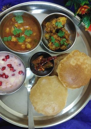 पूड़ी, छोले, आलू (pudi,chhole,aalu recipe in Hindi) रेसिपी मुख्य फोटो