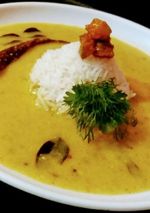 A picture of Kadhi rice.