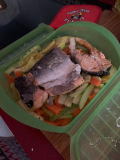 Una foto de Salmón con verduras en Lékué / Salmón con limón en Lékué