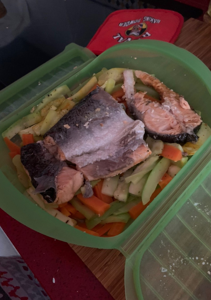 Una foto de Salmón con verduras en Lékué / Salmón con limón en Lékué