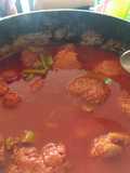 Tortitas de camarón con nopales en salsa roja, ¡para chuparse lo