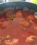 Tortitas de camarón con nopales en salsa roja, ¡para chuparse lo