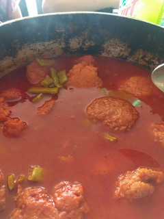 Una foto de Tortitas de camarón con nopales en salsa roja, ¡para chuparse lo