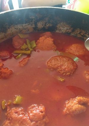 Una foto de Tortitas de camarón con nopales en salsa roja, ¡para chuparse lo