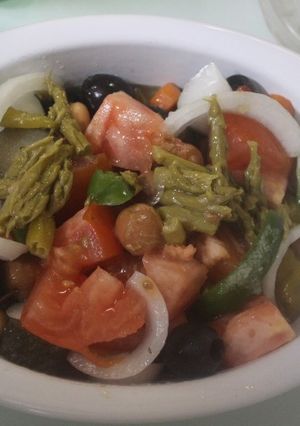 Una foto de Ensalada de tomate y espárragos