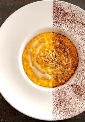 Foto di RISOTTO DI ZUCCA, CREMA AL GORGONZOLA NOCCIOLE TOSTATE E POLVERE DI CACAO