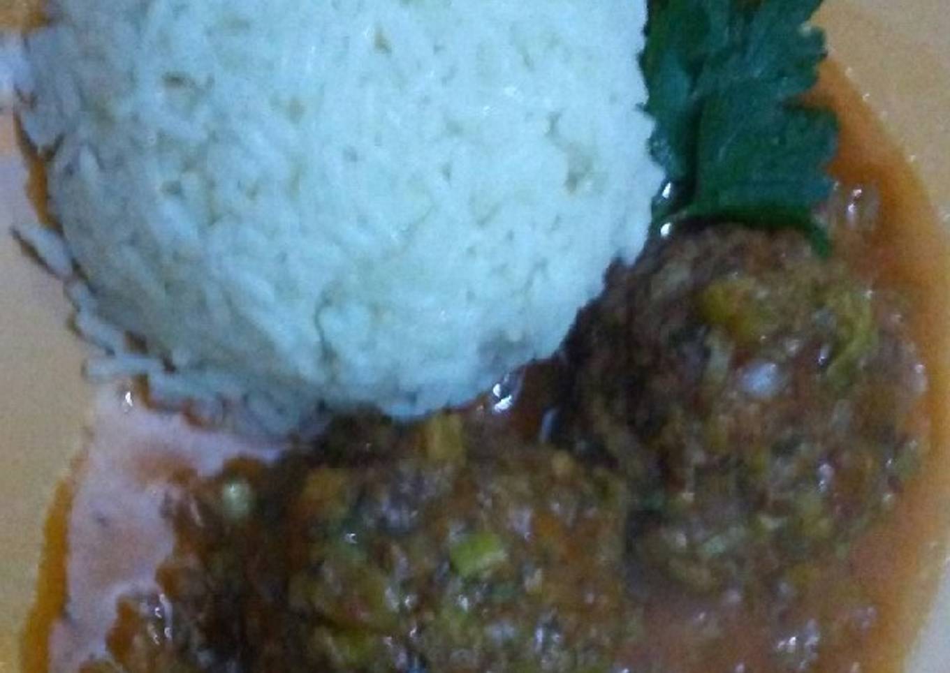 Albóndigas con arroz blanco