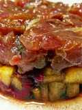 Tartar de atún con caquis y frambuesas