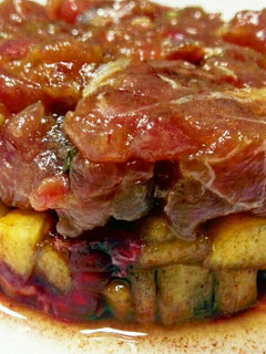 Una foto de Tartar de atún con caquis y frambuesas