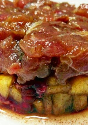 Una foto de Tartar de atún con caquis y frambuesas