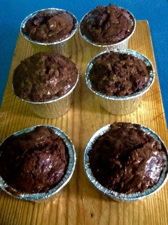 Una foto de Cupcakes de brownie crujientes y con chocolate fundido dentro