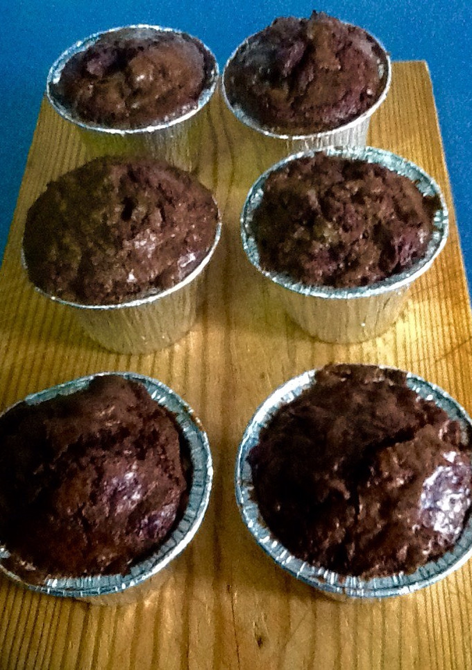 Una foto de Cupcakes de brownie crujientes y con chocolate fundido dentro