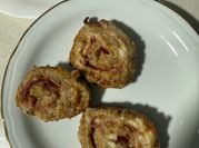 Una foto de rollitos de jamón serrano