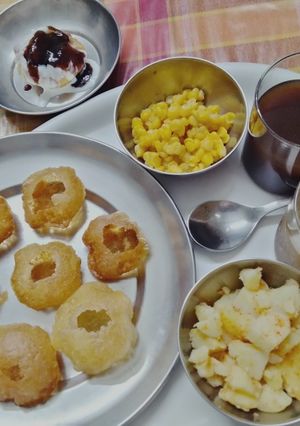 A picture of Gol gappe - a famous street food of Delhi.