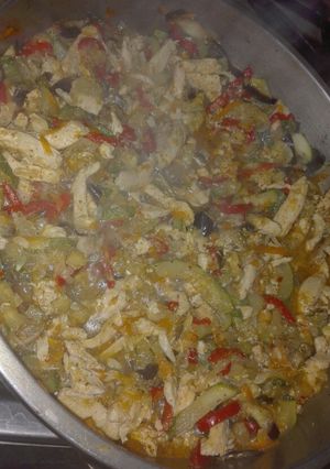 Una foto de Pollo, berenjena y zucchini