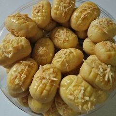 A picture of Nastar cheese (nastar keju).