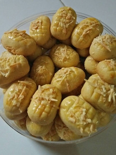 A picture of Nastar cheese (nastar keju).