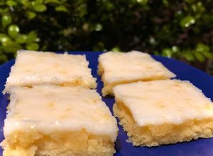 Una foto de Blondies de limón / cuadrados húmedos de limón glaseados / lemonies🍋🍋🍋
