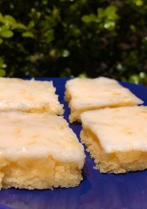 Una foto de Blondies de limón / cuadrados húmedos de limón glaseados / lemonies🍋🍋🍋