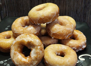 Una foto de Donuts o Roscas Glaseadas ❄ Fáciles y Esponjosas