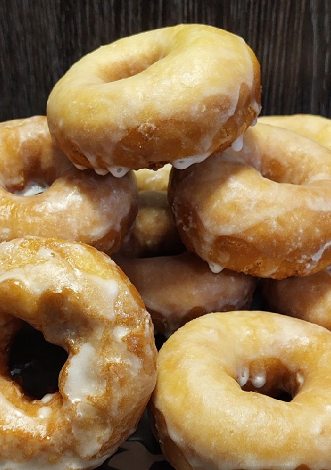 Una foto de Donuts o Roscas Glaseadas ❄ Fáciles y Esponjosas