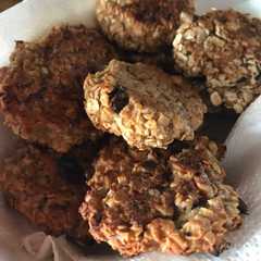Una foto de Galletitas de avena, banana, miel, pasas, nueces