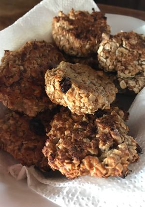 Una foto de Galletitas de avena, banana, miel, pasas, nueces