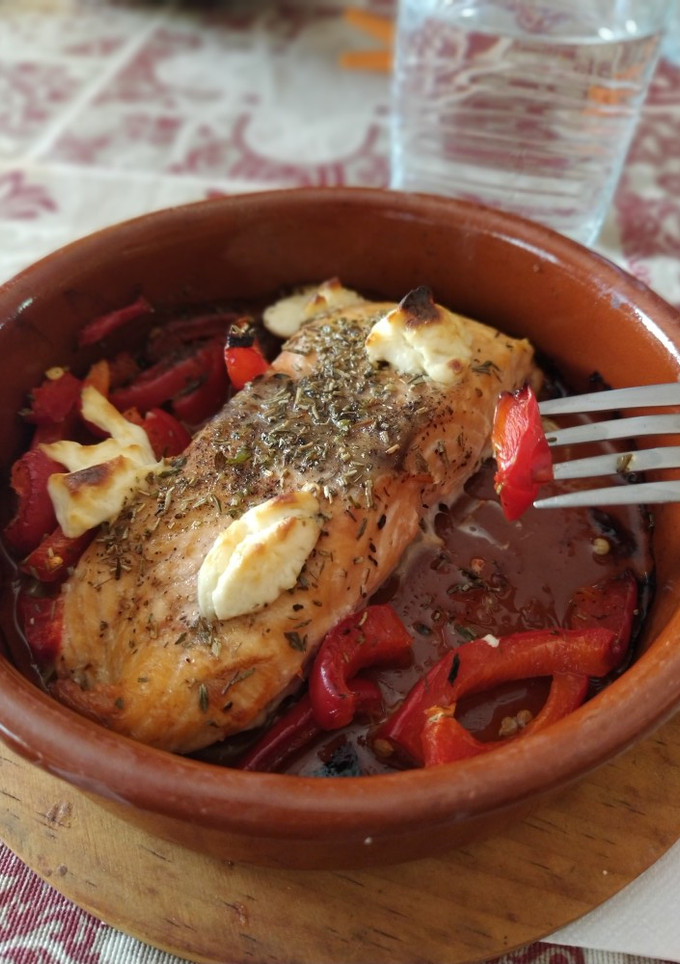 Una foto de Lomo de salmón con pimiento y philadelphia especiado al horno
